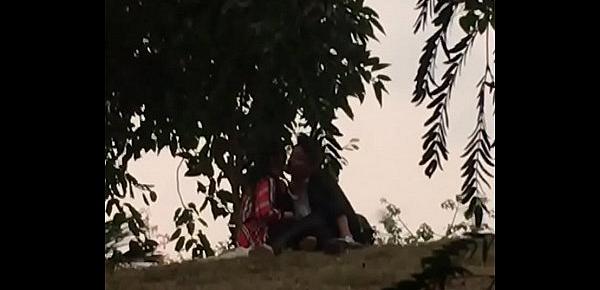  Indian teen bf sucking boob in park